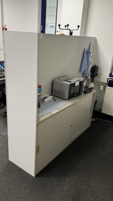 1 Aktenschiebetürenschrank mit Sichtschutzwand